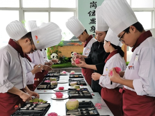 希望厨师在学校快乐学习